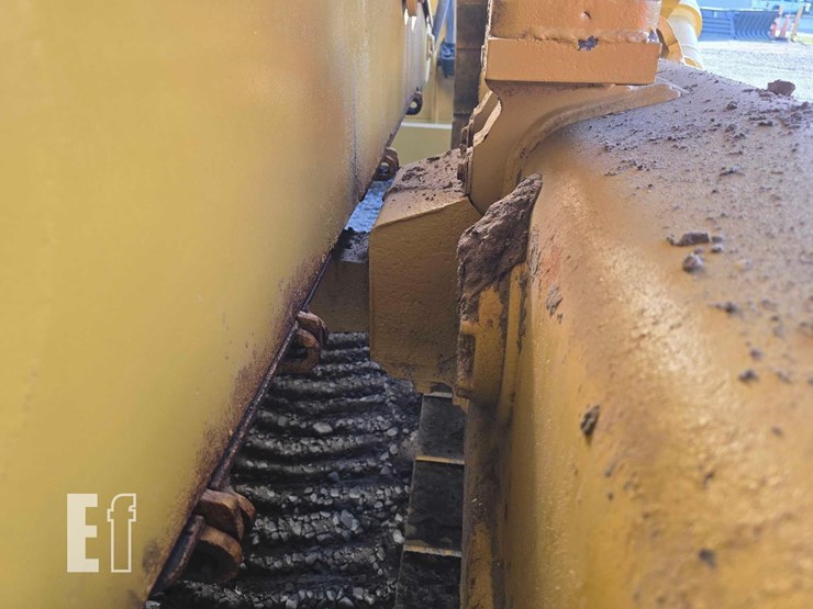 2020-caterpillar-d6-image-33