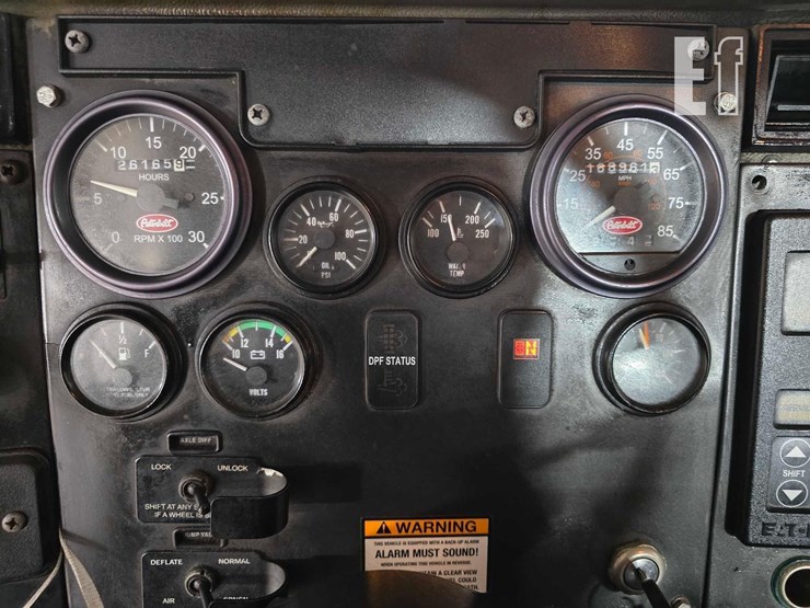 2010-peterbilt-340-image-12