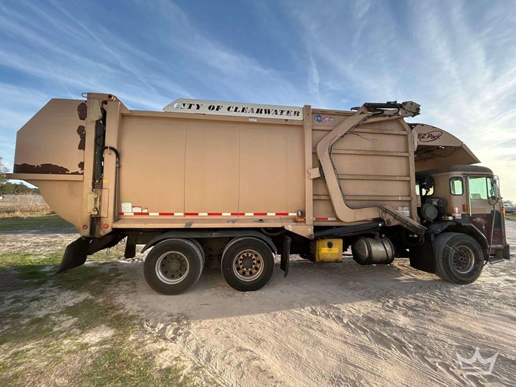 2018-peterbilt-320-image-3