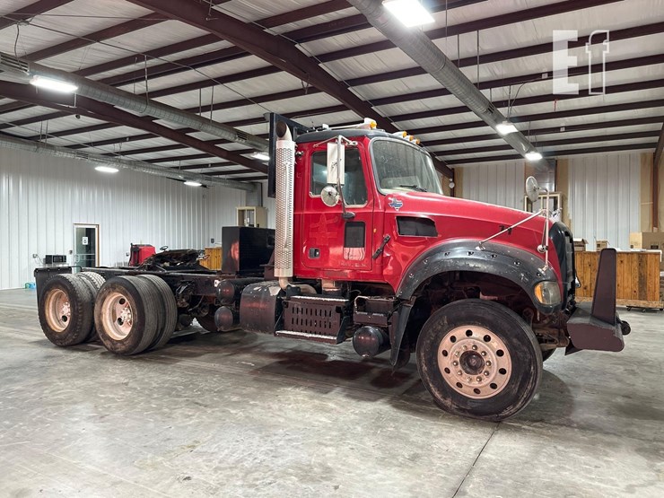 2012-mack-granite-gu713-image-2