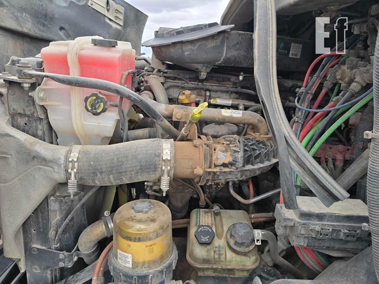 2018-freightliner-cascadia-113-image-13