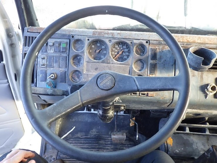 2000-freightliner-fl50-image-18