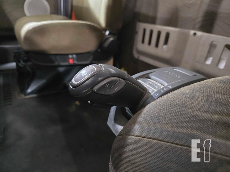 2013-volvo-vnl64t300-image-16