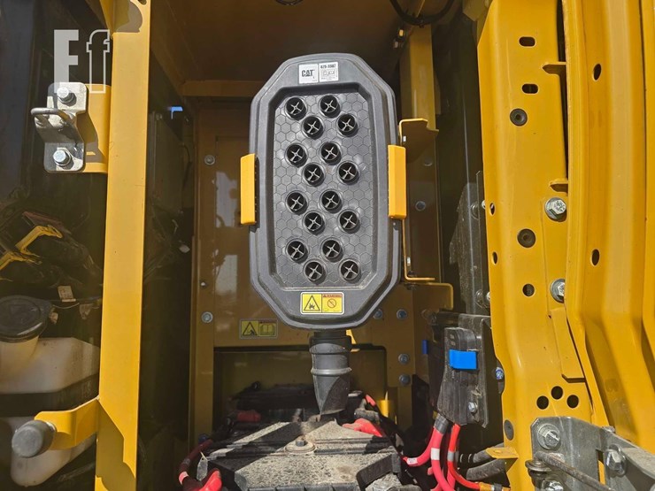 2020-caterpillar-323-image-34