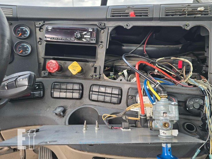 2018-freightliner-cascadia-113-image-12