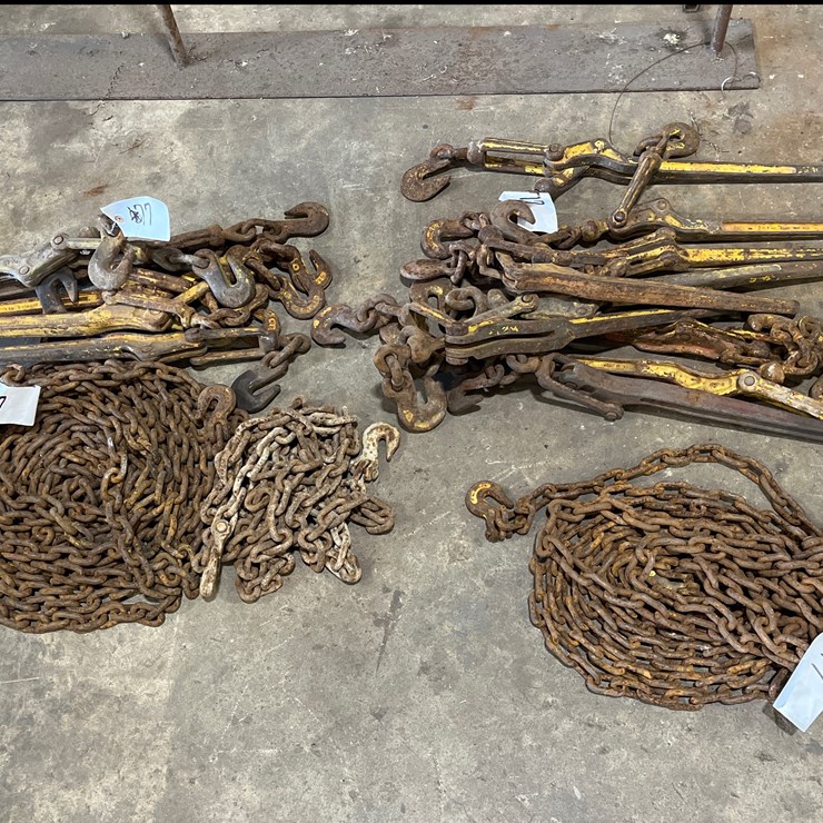 #77 • LOT OF CHAINS AND BINDERS