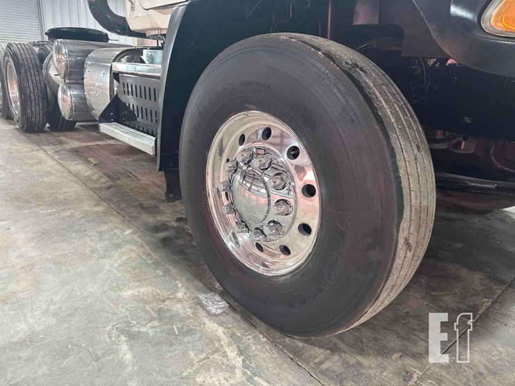 2012-mack-granite-gu813-image-21