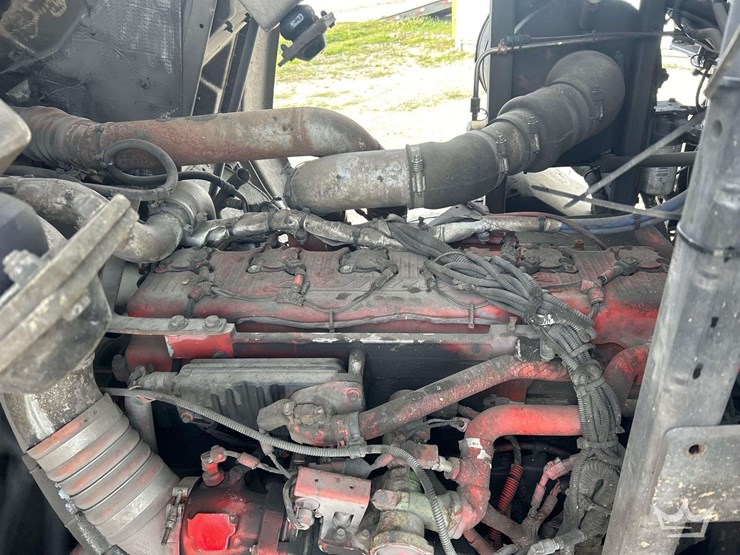 2017-peterbilt-320-image-10