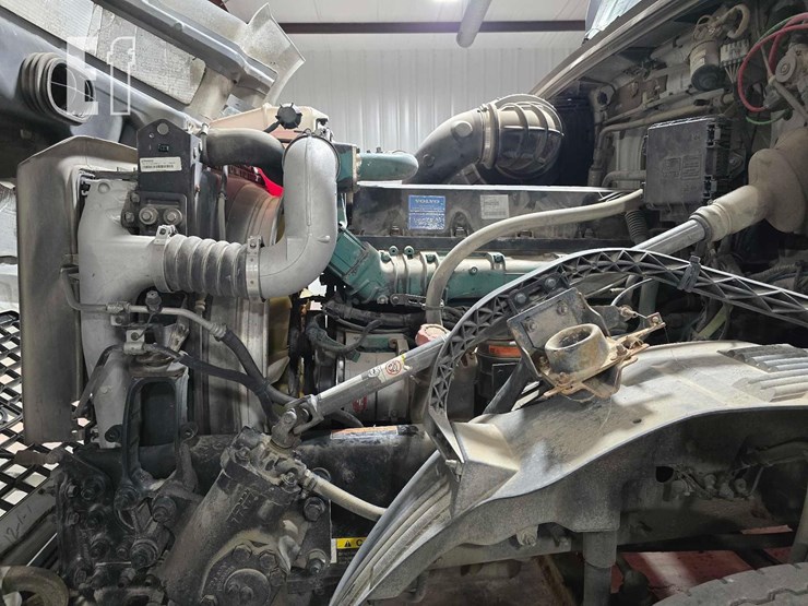 2013-volvo-vnl64t300-image-28