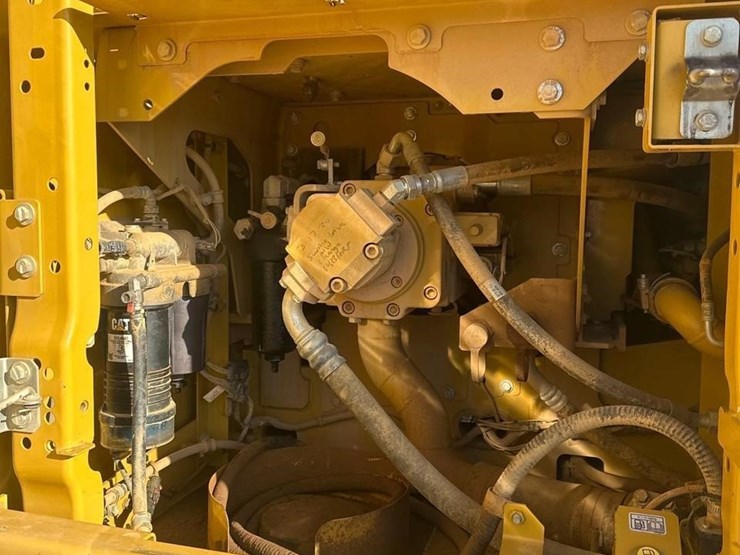 2018-caterpillar-320-image-22