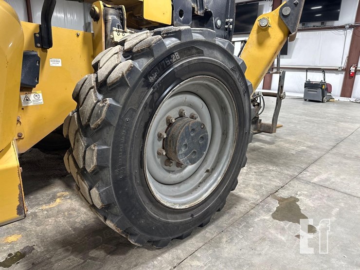 2017-caterpillar-tl1055d-image-17