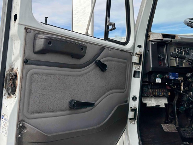 international-4900-image-15