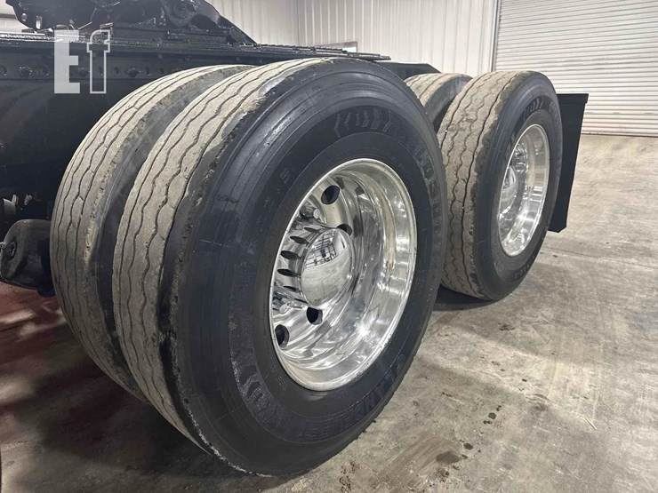 2012-mack-granite-gu813-image-16