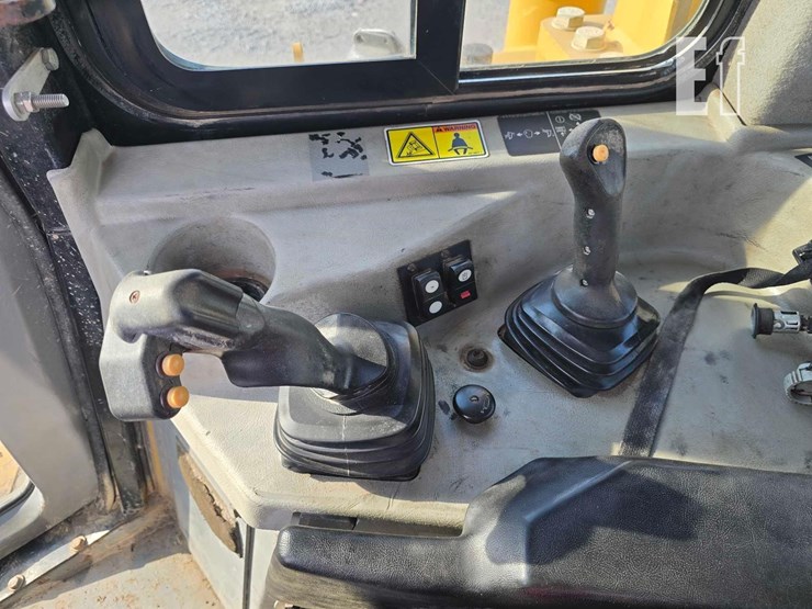 2012-caterpillar-d6t-xw-image-16