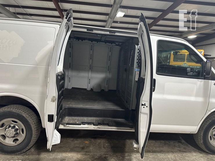 2017-chevrolet-express-2500-image-18