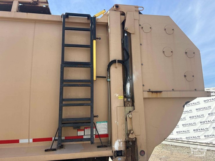 2018-peterbilt-320-image-23