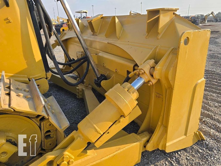 2020-caterpillar-d6-image-12