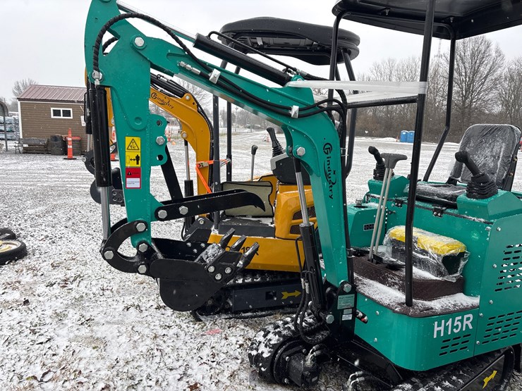 #2004-•-unused-h15r-mini-excavator-image-2