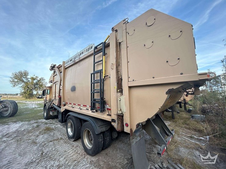 2018-peterbilt-320-image-4