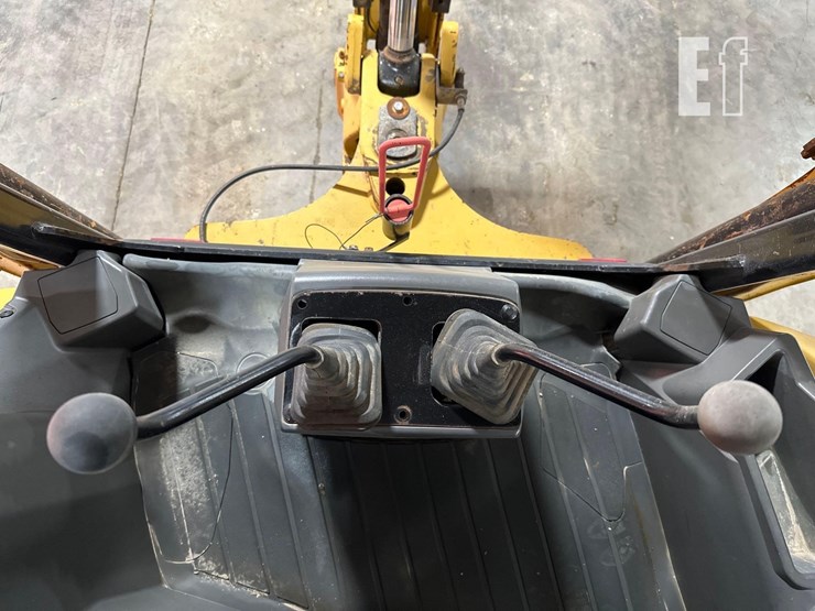 2017-caterpillar-415f2-image-32