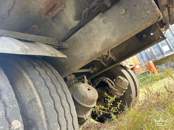 2018-peterbilt-320-image-28