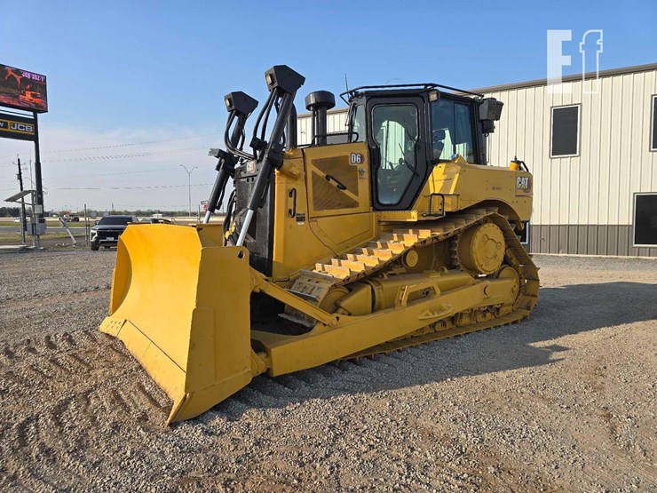 2020-caterpillar-d6-image-1