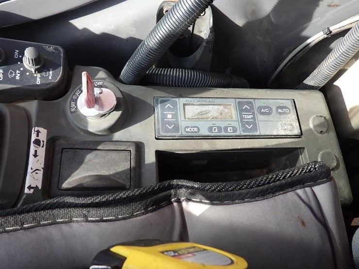 hitachi-zx225us-lc-image-37