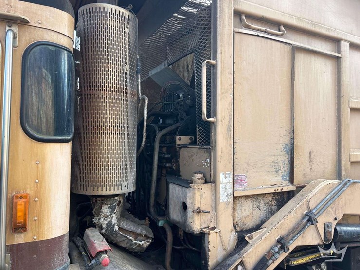 2016-peterbilt-320-image-9