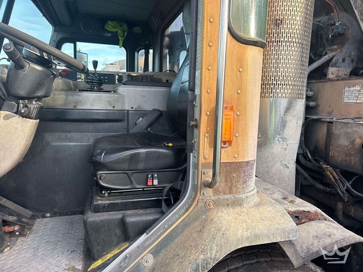 2018-peterbilt-320-image-14