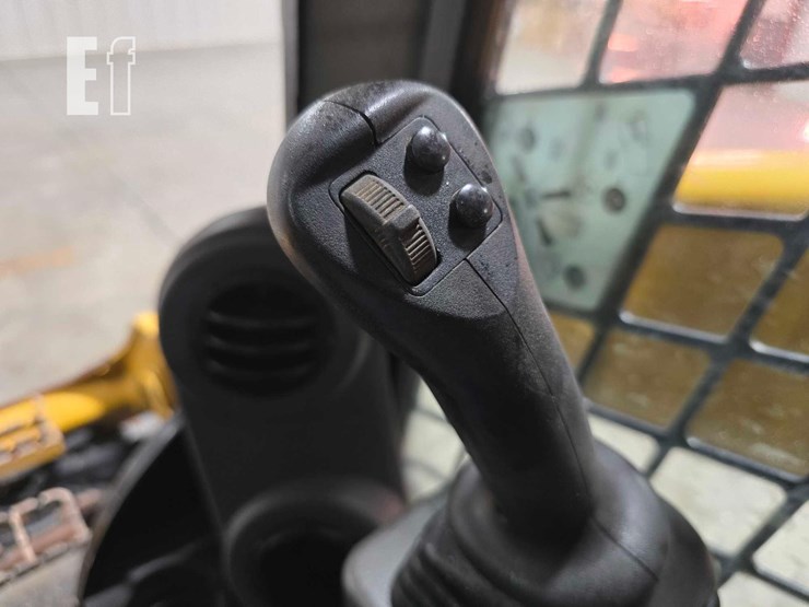 2020-caterpillar-299d3-image-11