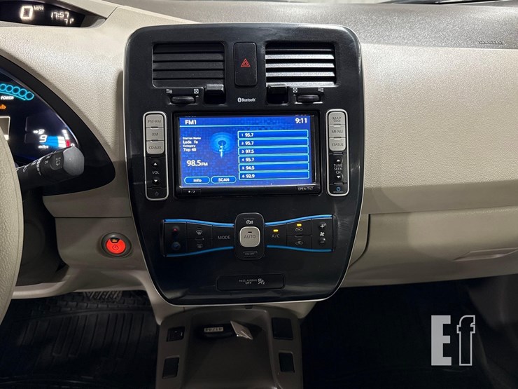 2011-nissan-leaf-image-19