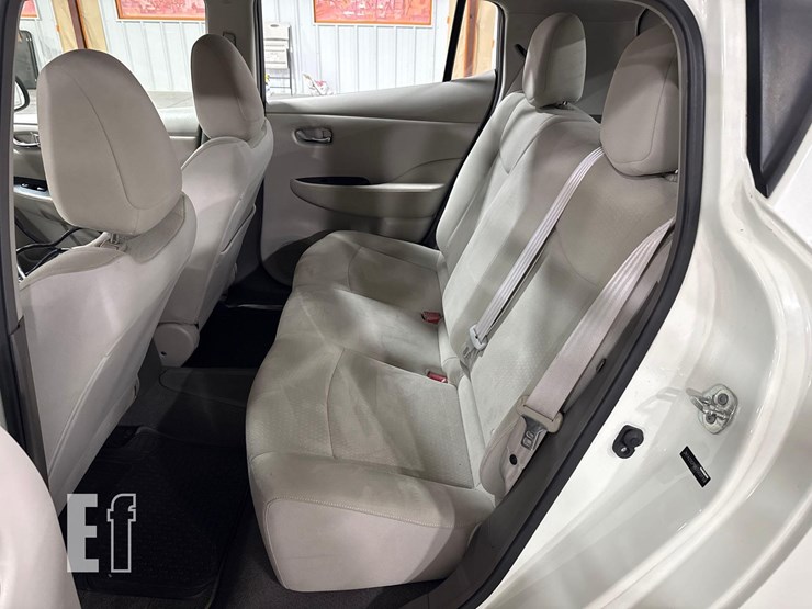 2011-nissan-leaf-image-10