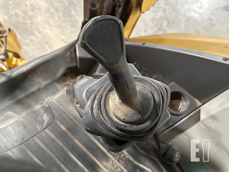 2016-caterpillar-415f2-image-32