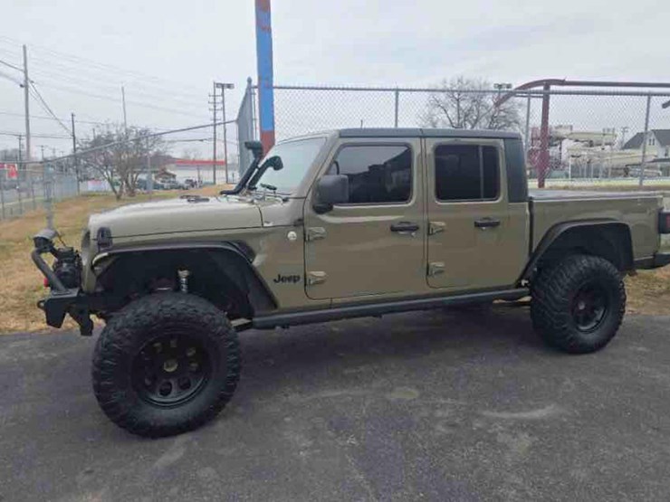 2020-jeep-gladiator-image-1