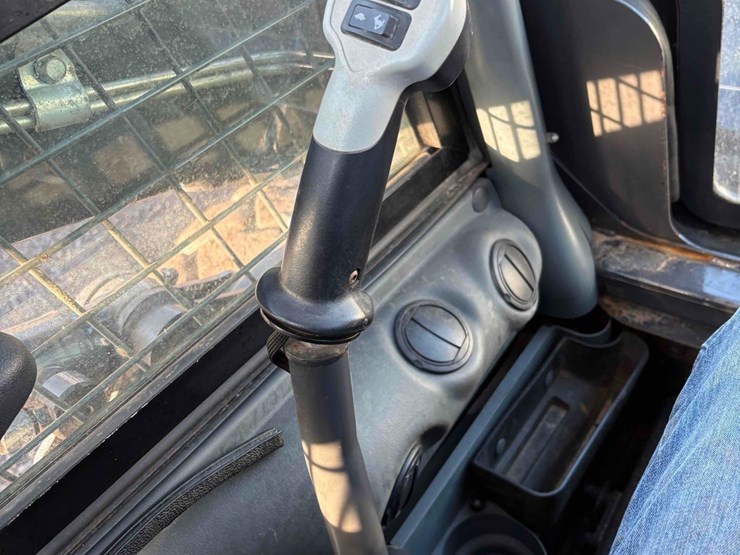 2012-new-holland-l225-image-17