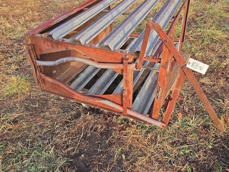 small-metal-animal-chute-image-1