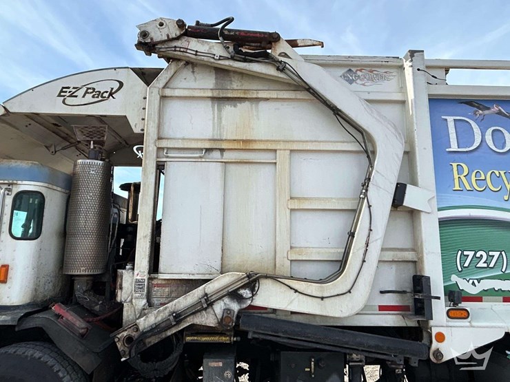 2017-peterbilt-320-image-15