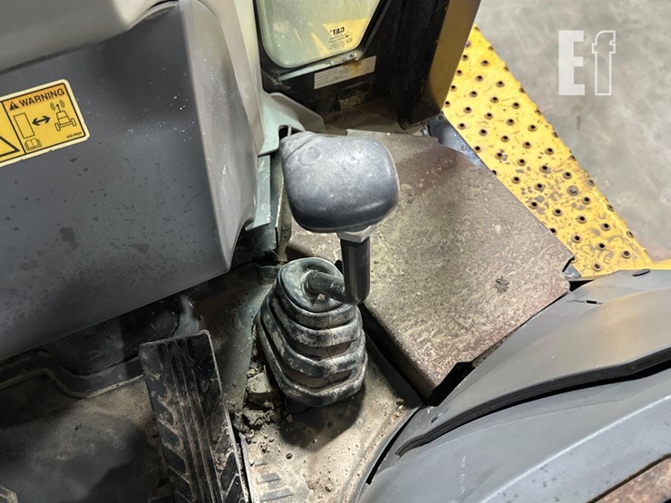 2016-caterpillar-415f2-image-25