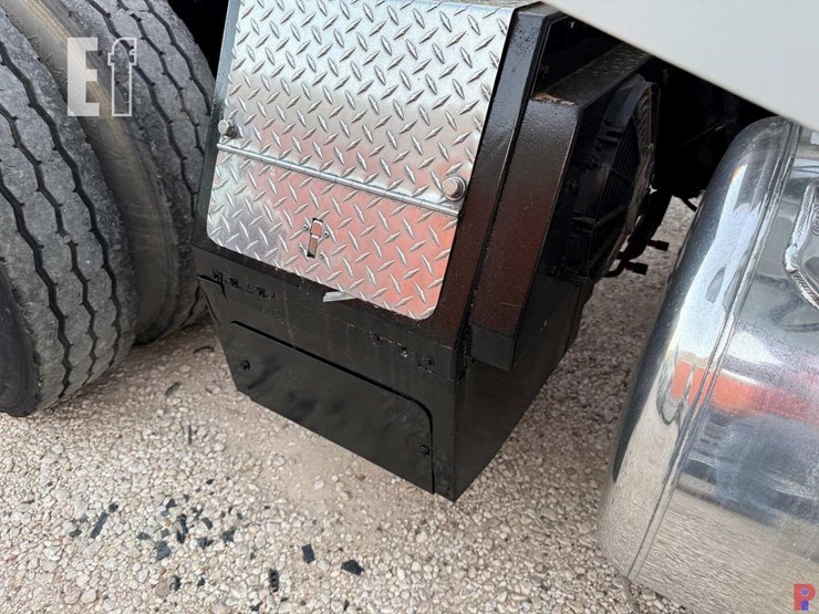 2007-peterbilt-379-image-11