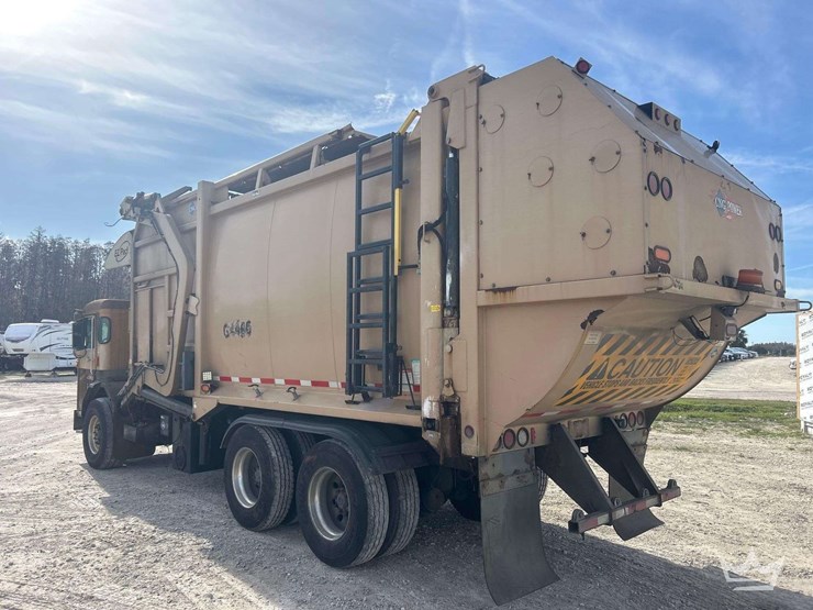 2018-peterbilt-320-image-4