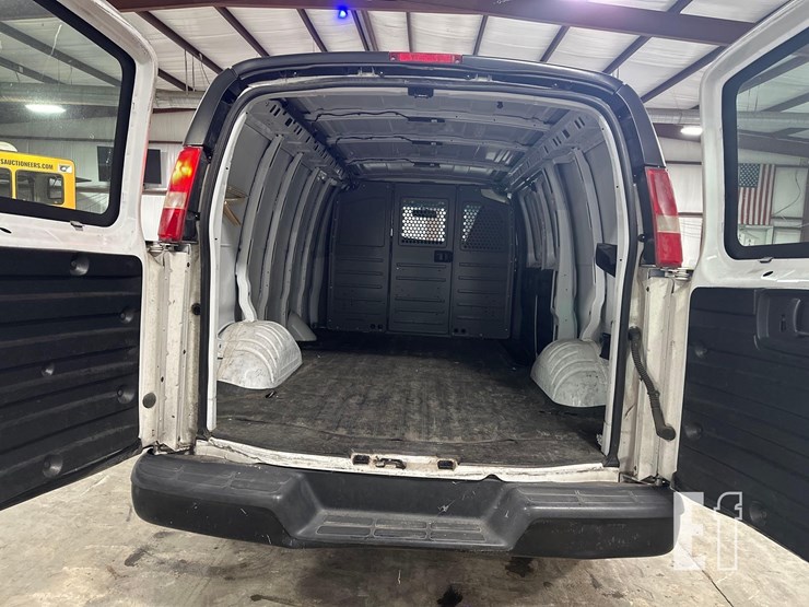 2017-chevrolet-express-2500-image-16