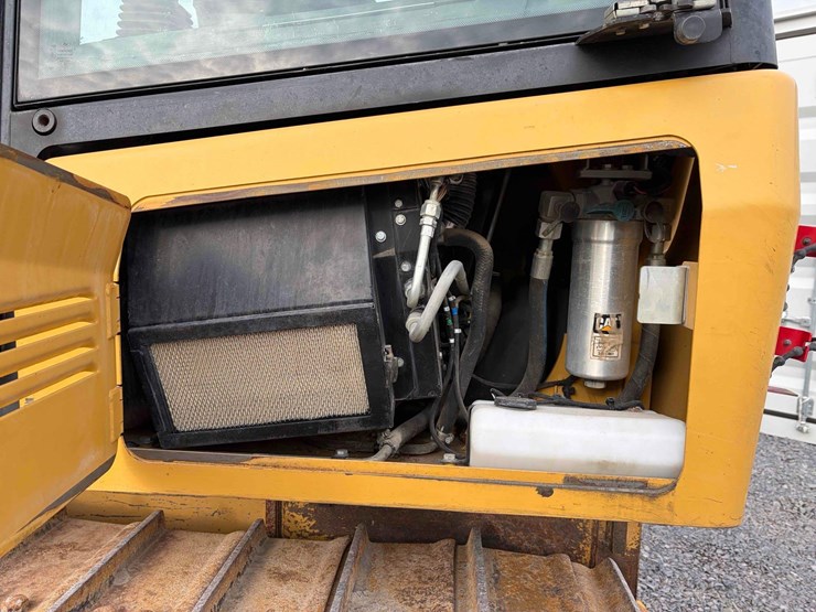 2015-caterpillar-d5k2-lgp-image-11