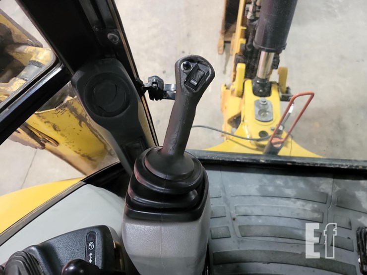 2015-caterpillar-420f-it-image-26