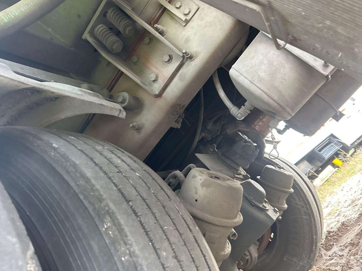 2018-peterbilt-320-image-24