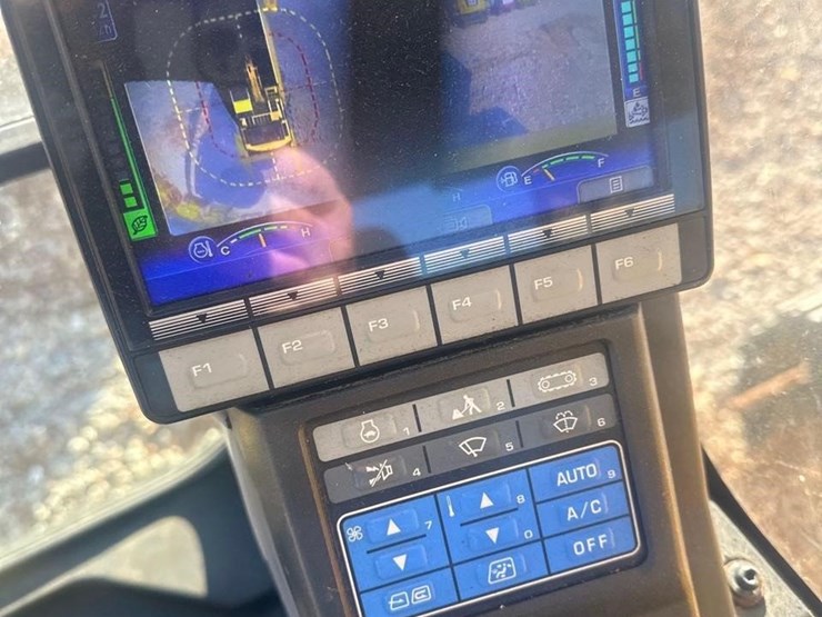 2021-komatsu-pc210-lc-11-image-35