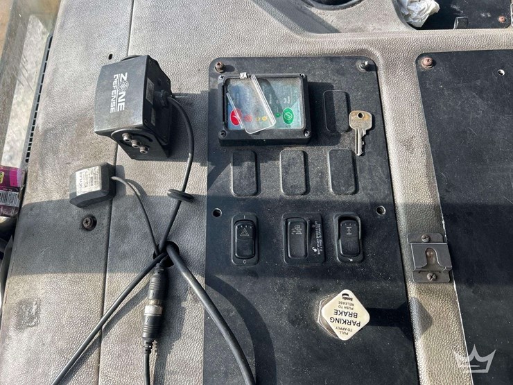 2017-peterbilt-320-image-31