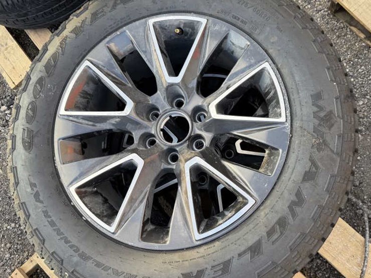 #172-•-set-of-4-chevrolet-wheels---275/60r20---take-offs-image-2