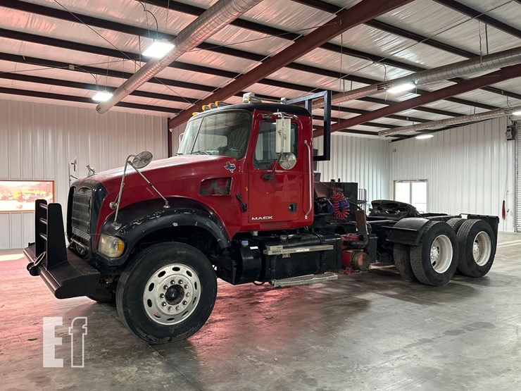 2012-mack-granite-gu713-image-1