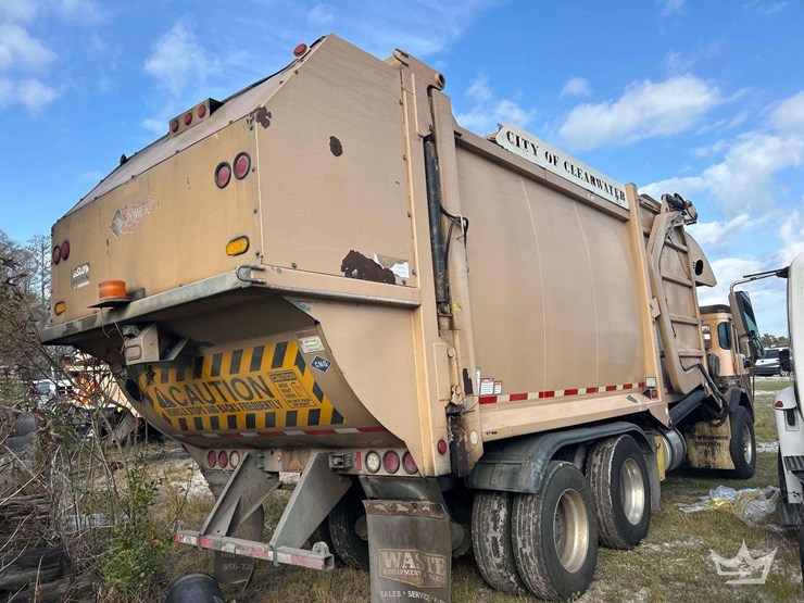 2016-peterbilt-320-image-3