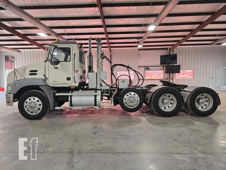 2005-mack-vision-cxn613-image-1